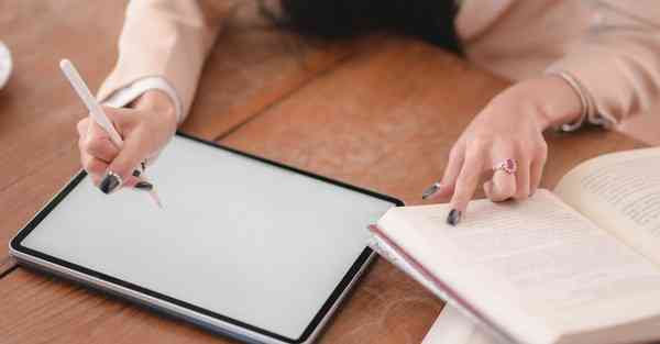 人工智能机器人和人谈恋爱